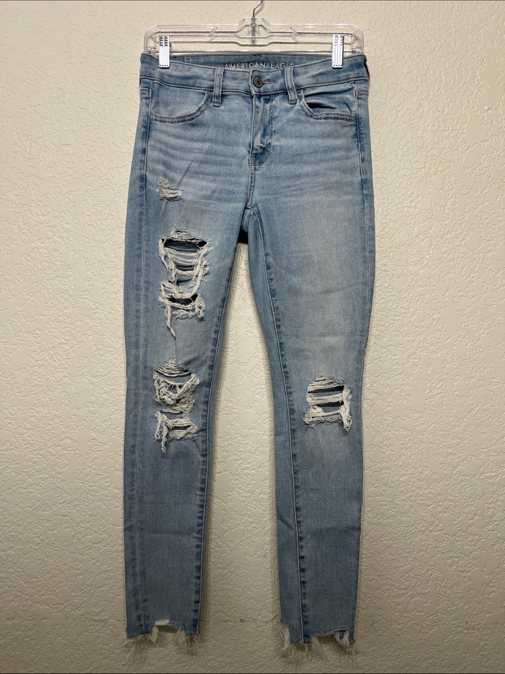 American Eagle Outfitters Women’s Size 2 Light Wash Ripped Skinny Jeans